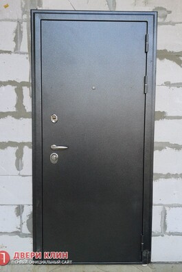 Дверь на дачу окрашенная порошковым напылением