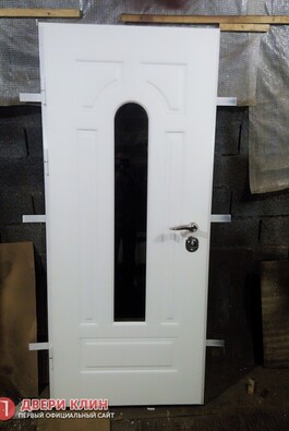 Уличная дверь с МДФ цвета белый шелк и стеклом