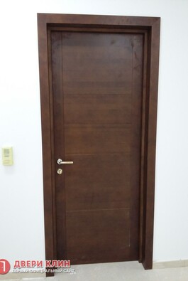 Входная коричневая дверь в квартиру