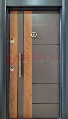 Коричневая входная дверь c МДФ панелью ЧД-01 в частный дом в Смоленске