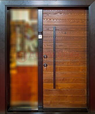 Коричневая входная дверь c МДФ панелью и стеклом ЧД-38 в частный дом в Смоленске