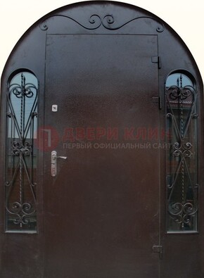 Арочная дверь со стеклом и ковкой ДА-16 под старину в Смоленске