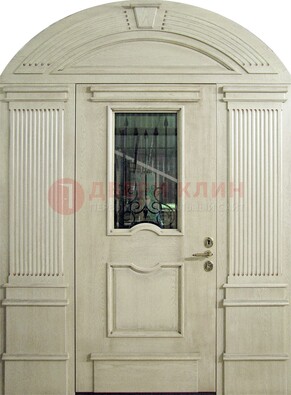 Белая входная дверь массив со стеклом и ковкой ДА-49 в Смоленске