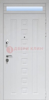 Белая металлическая дверь с фрамугой для коттеджа ДФГ-21 в Смоленске