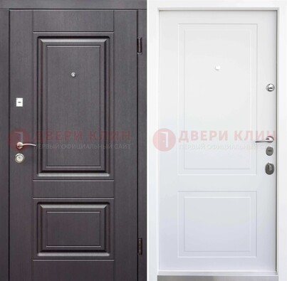 Темная входная дверь с белой МДФ внутри ДМ-238 в Смоленске