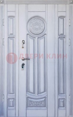 Белая двухстворчатая дверь с массивом дуба ДМД-72 в Смоленске