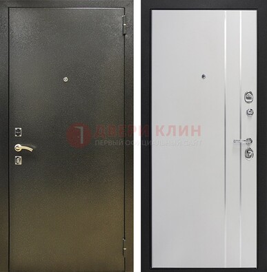 Железная темная дверь с порошковым покрытием и белая МДФ с молдингами  ДП-296 в Смоленске