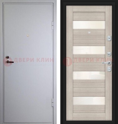 Белая железная дверь с порошковым напылением и стеклом ДП-308 в Смоленске