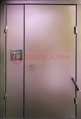 Коричневая стальная дверь в подъезд ДПД-1 в Смоленске