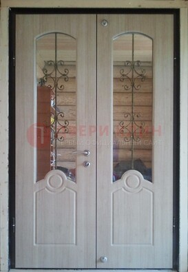 Парадная дверь со стеклянными вставками и ковкой ДПР-23 в деревянный дом в Смоленске