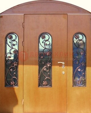Парадная дверь со стеклянными вставками и ковкой ДПР-28 в общественное здание в Смоленске