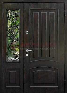 Парадная дверь со стеклянными вставками и ковкой ДПР-31 в кирпичный дом в Смоленске