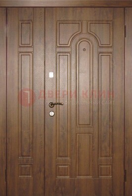 Двухстворчатая коричневая парадная дверь ДПР-48 в Смоленске
