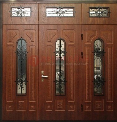 Парадная дверь с металлическими вставками и ковкой ДПР-72 в дом в Смоленске