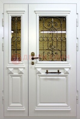Белая парадная металлическая дверь со стеклом и ковкой ДПР-83 в Смоленске