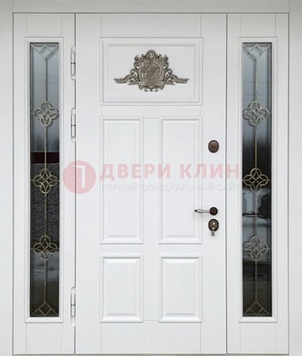 Белая входная парадная дверь со стеклом и ковкой ДПР-92 в Смоленске