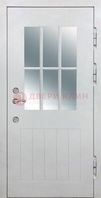 Белая уличная дверь со стеклом ДС-30 в Смоленске