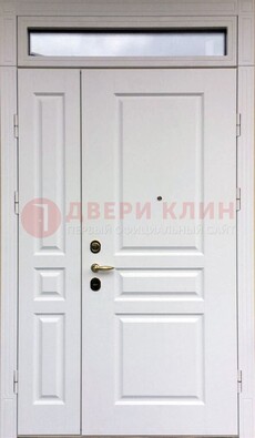 Белая двухстворчатая металлическая дверь со стеклом ДС-63 в Смоленске
