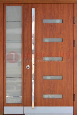 Коричневая металлическая дверь со стеклом ДС-72 в Смоленске