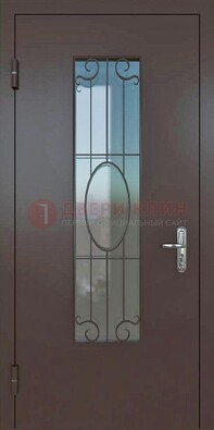 Коричневая наружная железная дверь со стеклом и ковкой ДСК-100 в Смоленске
