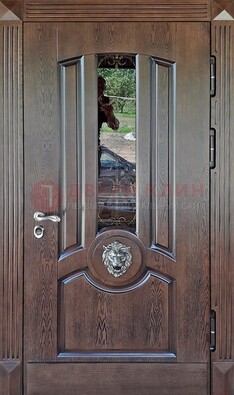 Коричневая уличная дверь со стеклом и ковкой ДСК-107 в Краснознаменске