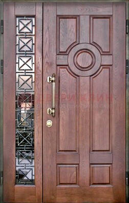 Распашная входная дверь со стеклом и ковкой ДСК-116 в Смоленске
