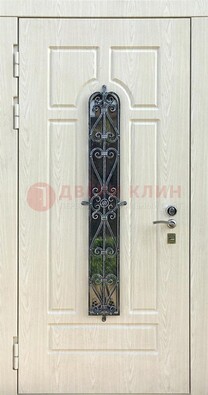 Светлая стальная дверь со стеклом и ковкой ДСК-118 в Смоленске