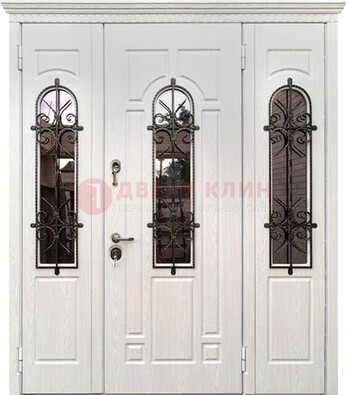 Белая распашная стальная дверь со стеклом и ковкой ДСК-125 в Смоленске
