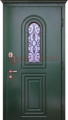 Темно-зеленая входная дверь со стеклом и ковкой ДСК-129 в Смоленске