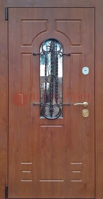 Темная железная дверь со стеклом и ковкой в коричневом цвете ДСК-154 в Смоленске