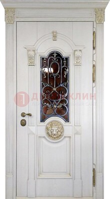 Белая железная дверь со стеклом и ковкой для кирпичного дома ДСК-155 в Смоленске