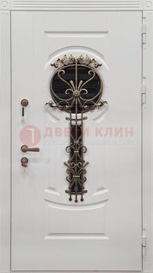 Светлая наружная дверь со стеклом и ковкой ДСК-158 в Орехово-Зуево