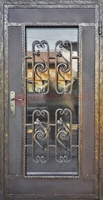 Коричневая наружная дверь порошок со стеклом и ковкой ДСК-160 в Смоленске
