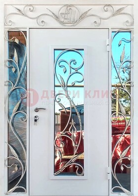 Белая входная дверь порошок со стеклом и ковкой ДСК-165 в Смоленске