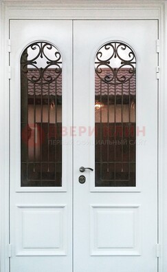 Белая стальная дверь стекло с ковкой и филенкой ДСК-201 в Смоленске