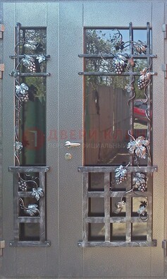 Распашная уличная дверь Порошок со стеклом и ковкой ДСК-221 в Смоленске