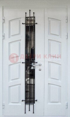 Белая полуторная стальная дверь с массивом для коттеджа ДСК-253 в Смоленске