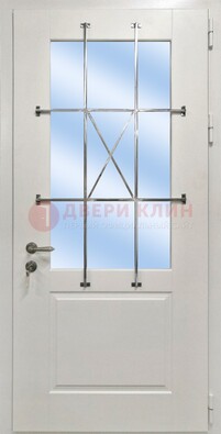 Белая простая железная дверь Винорит со стеклом и ковкой ДСК-257 в Смоленске