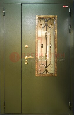 Стальная дверь со стеклом и ковкой ДСК-29 для квартиры в Оренбурге