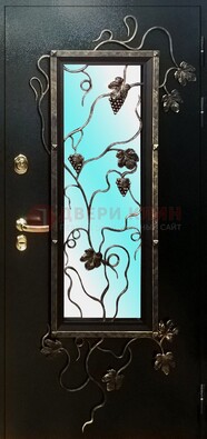 Железная дверь со стеклом и ковкой ДСК-70 для деревянного дома в Павловском Посаде