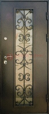 Входная дверь Дверь со стеклом и ковкой черного цвета ДСК-76 для веранды в Смоленске