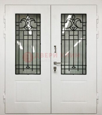 Белая двухстворчатая уличная дверь Винорит со стеклом ДСТ-4 в Смоленске