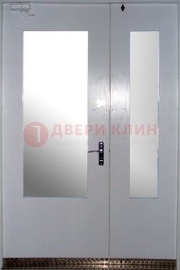 Белая  тамбурная дверь со стеклянными вставками ДТМ-18 в Смоленске