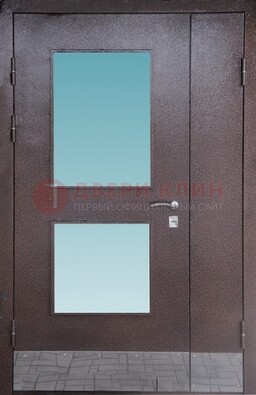 Коричневая тамбурная дверь со стеклянными вставками ДТМ-21 в Смоленске