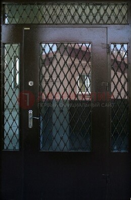 Коричневая тамбурная дверь со стеклянными вставками и ковкой ДТМ-32 в Смоленске