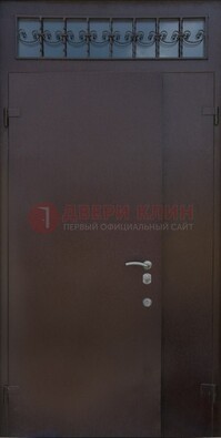 Коричневая тамбурная дверь со стеклянными вставками и ковкой ДТМ-39 в Смоленске
