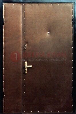 Коричневая тамбурная дверь с оформлением ДТМ-40 в Смоленске