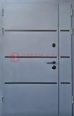Серая металлическая тамбурная дверь с молдингами ДТМ-42 в Истре