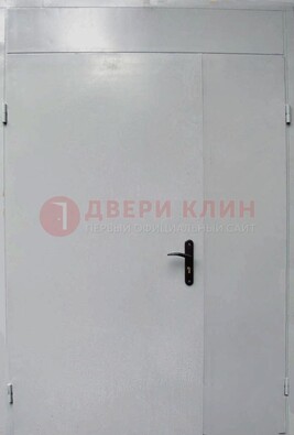 Белая металлическая тамбурная дверь ДТМ-5 в Смоленске