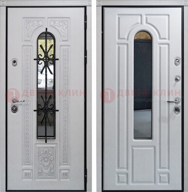 Белая стальная дверь с виноритом и ковкой снаружи ДВТ-197 в Смоленске